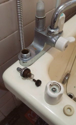 INAX製のホールインワンシリーズHOL-1650AQ専用のシャワー混合栓『シャワー金具M』バルブ部を分解したところ。