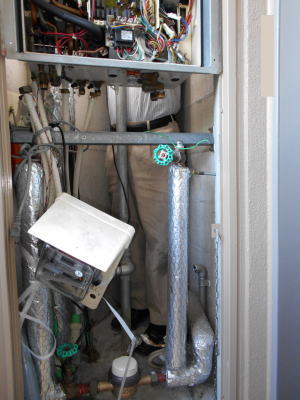 PS扉内後方排気型は給湯器の裏側に入る必要があります