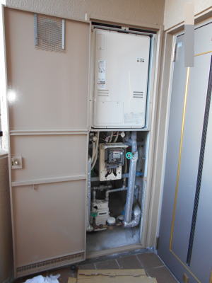 PS扉内後方排気型の暖房給湯器HT4203CRS-8-SW3Qで交換工事完了