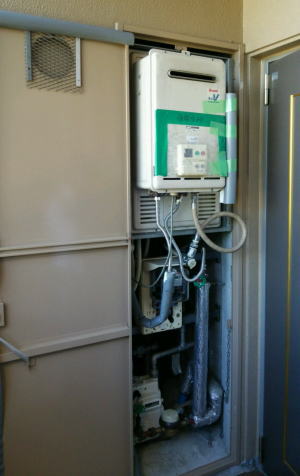 PS扉内後方排気型は基本的に受注生産のため、まず貸出用の給湯器を仮設
