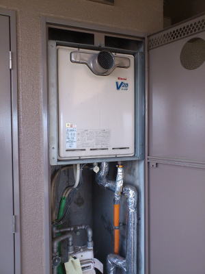 既設のふろ給湯器：RUF-V2000SAT-1　PS扉内標準設置（前排気）
