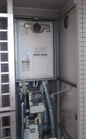 取替前：リンナイ製暖房ふろ給湯器RUFH-V2400SAT-2-3（扉内設置、2温度タイプ）