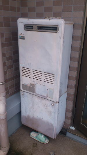取替前：リンナイ製暖房ふろ給湯器RUFH-2402AW（ベランダ標準設置、1温度タイプ）