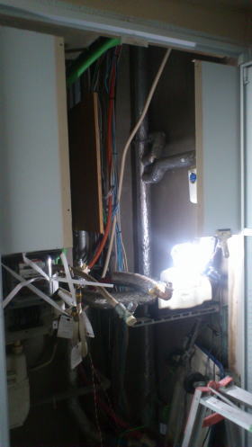 既設の暖房ふろ給湯器を撤去