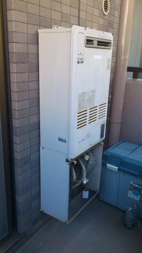 取替前：リンナイ製暖房ふろ給湯器RUFH-2401AW（暖房1温度）