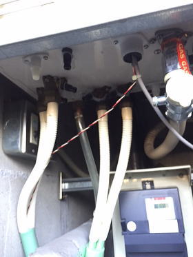暖房配管とおいだき配管がネジ接続になっているためアダプタが必要になります