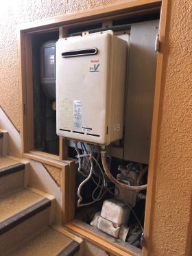 PS扉内後方排気型は基本的に受注生産なので完全に壊れている時はまず貸出用の給湯器を仮設させていただきます。（設置できる場合無料）